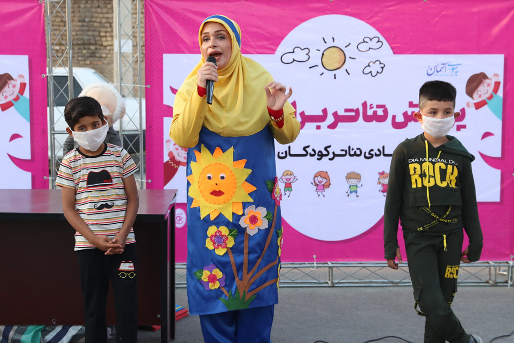 سومین صحنه اجرای تئاتر برای بچه‌ها در روستای مجیدآباد بود